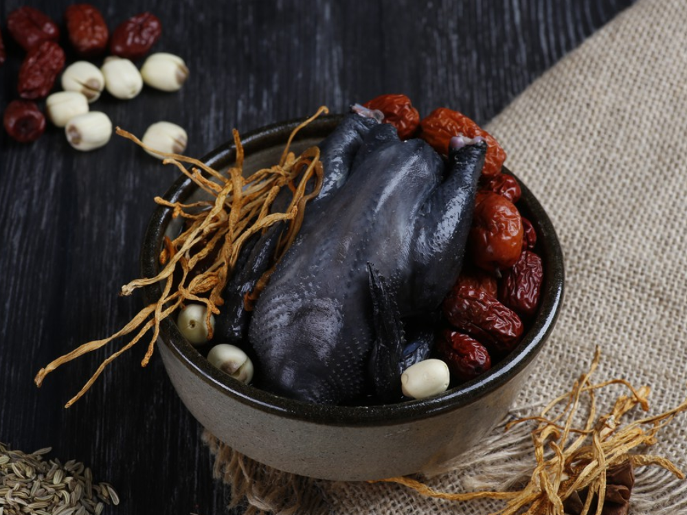 Giá trị dinh dưỡng trong món gà ác tiềm dông trùng hạ thảo